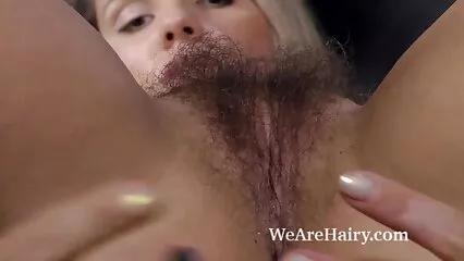 Gruppeporno med en blondine ved poolen.