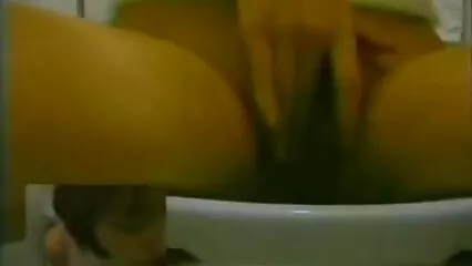 Mand knepper sort hermafrodit med vagina og pik.