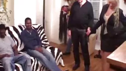 Hjemmelavet porno: Kone sutter en andens pik.