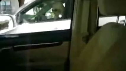Hot skinny anal rytter rider en kæmpe dildo med sin røv.