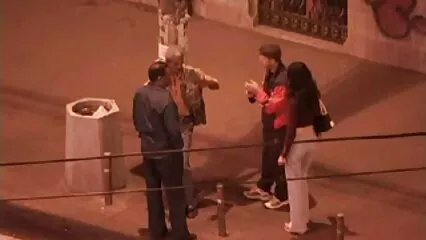 Kæmpe fed sort pik plager anal blondine.